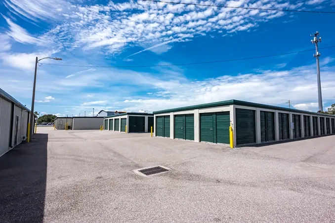 multiples rows of exterior DU storage unit buildings